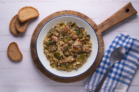 Téléchargez les photos : Paella de riz au lapin, saucisses et haricots verts. Recette traditionnelle de tapa à Valence, Espagne. - en image libre de droit