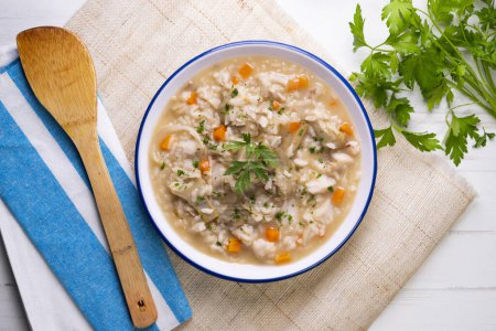 Téléchargez les photos : Riz soupe aux artichauts et carottes. Plat typique de gastronomie espagnole. - en image libre de droit