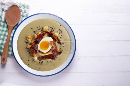 Téléchargez les photos : Crème d'aubergine fumée avec jambon ibérique croustillant et œuf bouilli. - en image libre de droit