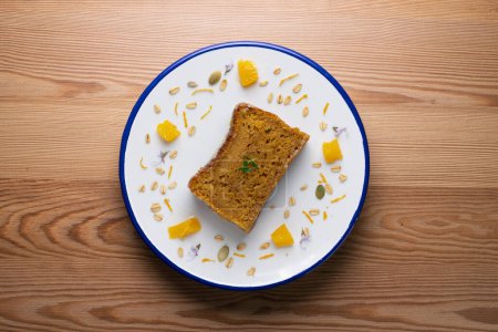 Téléchargez les photos : Délicieux gâteau végétalien à la carotte et à l'éponge à la mandarine aux amandes en poudre. - en image libre de droit