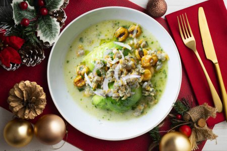 Foto de Ceviche con berberechos y aguacate. Comida navideña servida sobre una mesa decorada con motivos navideños. - Imagen libre de derechos