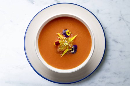 Téléchargez les photos : Gazpacho soupe de tomates froides Recette typique de tapas du sud de l'Espagne - en image libre de droit