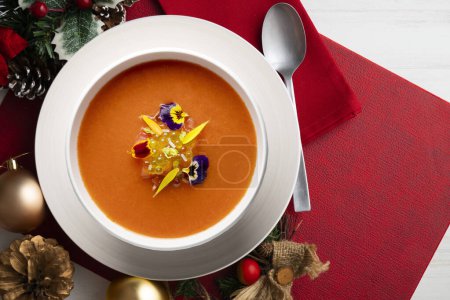 Téléchargez les photos : Soupe de tomates froides Gazpacho Recette typique de tapas du sud de l'Espagne. Nourriture de Noël servie sur une table décorée de motifs de Noël. - en image libre de droit