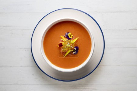 Foto de Gazpacho sopa de tomate fría Receta de tapas típicas del sur de España - Imagen libre de derechos