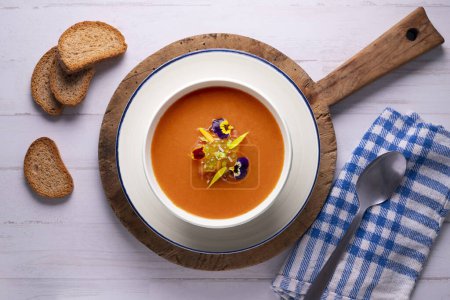 Téléchargez les photos : Gazpacho soupe de tomates froides Recette typique de tapas du sud de l'Espagne - en image libre de droit
