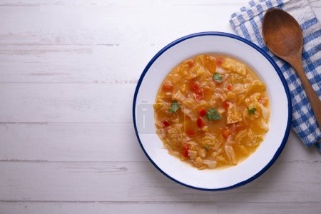 Téléchargez les photos : Soupe de menorcan avec pain, poivrons et chou blanc. - en image libre de droit
