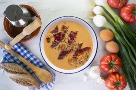Téléchargez les photos : Salmorejo espagnol traditionnel. Soupe de tomates froides servie avec oeuf et confiture d'iberico. - en image libre de droit