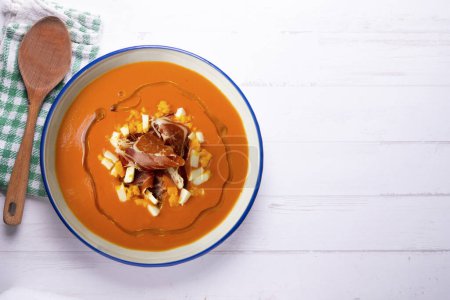Téléchargez les photos : Salmorejo espagnol traditionnel. Soupe de tomates froides servie avec oeuf et confiture d'iberico - en image libre de droit