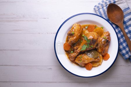 Téléchargez les photos : Cuisses de poulet cuites au four avec des légumes. - en image libre de droit