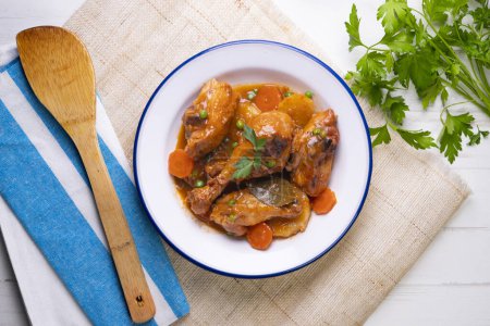 Téléchargez les photos : Cuisses de poulet cuites au four avec des légumes. - en image libre de droit