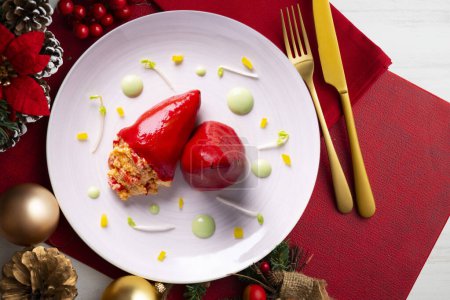 Téléchargez les photos : Poivrons piquillo farcis à la morue. Tapa espagnol traditionnel servi sur une table avec des décorations de Noël. - en image libre de droit