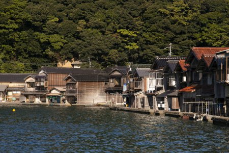 Téléchargez les photos : Beau village de pêcheurs d'Ine au nord de Kyoto. Funaya ou maisons de bateau sont des maisons traditionnelles en bois construites sur le bord de la mer. - en image libre de droit