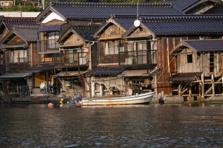 Schönes Fischerdorf Ine im Norden von Kyoto. Funaya oder Bootshäuser sind traditionelle Holzhäuser, die an der Küste gebaut wurden.