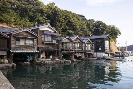 Foto de Hermoso pueblo pesquero de Ine en el norte de Kioto. Funaya o casas de barco son casas tradicionales de madera construidas en la orilla del mar. - Imagen libre de derechos