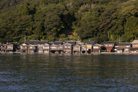 Foto de Hermoso pueblo pesquero de Ine en el norte de Kioto. Funaya o casas de barco son casas tradicionales de madera construidas en la orilla del mar. - Imagen libre de derechos