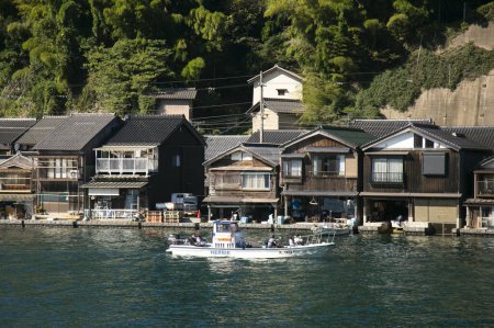 Foto de Ine, Japón; 1 de octubre de 2023: Barcos de pesca en el hermoso pueblo pesquero de Ine en el norte de Kioto. - Imagen libre de derechos