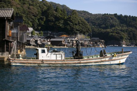 Foto de Ine, Japón; 1 de octubre de 2023: Barcos de pesca en el hermoso pueblo pesquero de Ine en el norte de Kioto. - Imagen libre de derechos