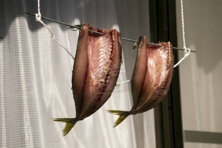 Téléchargez les photos : Calamar Séchage du poisson suspendu dans les rues du beau village de pêcheurs d'Ine au nord de Kyoto. - en image libre de droit