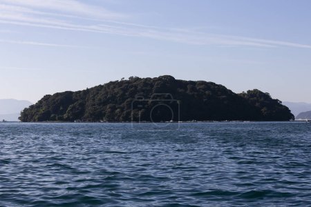 Foto de Isla de Aoshima frente al hermoso pueblo pesquero de Ine en el norte de Kioto en Japón. - Imagen libre de derechos