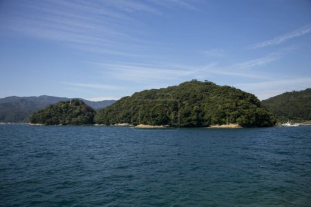 Foto de Isla de Aoshima frente al hermoso pueblo pesquero de Ine en el norte de Kioto en Japón. - Imagen libre de derechos