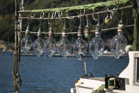 Foto de Luces de un barco pesquero preparado para atraer pulpos en el pueblo pesquero de Ine en Japón. - Imagen libre de derechos
