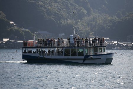 Foto de Ine, Japón; 1 de octubre de 2023: Un grupo de turistas en un barco en la bahía de Ine en el norte de Kyoto. - Imagen libre de derechos