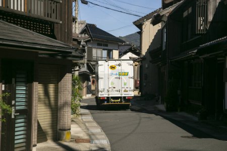 Foto de Ine, Japón; 1 de octubre de 2023: Un camión de transporte de entrega en las calles del pueblo pesquero de Ine en Japón. - Imagen libre de derechos