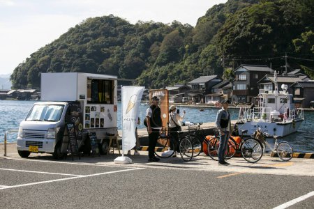 Foto de Ine, Japón; 1 de octubre de 2023: Puesto de comida callejera en el hermoso pueblo pesquero de Ine, al norte de Kioto. - Imagen libre de derechos