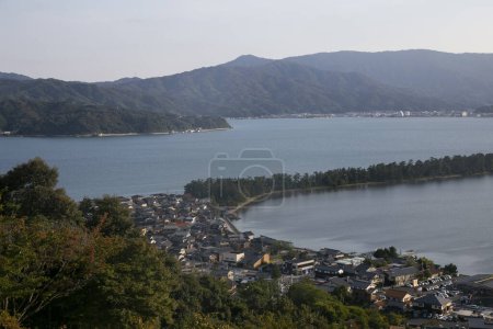Téléchargez les photos : Amanohashidate, Japon ; 1er octobre 2023 : Vues sur le banc de sable est situé dans la baie de Miyazu dans le nord de la préfecture de Kyoto. - en image libre de droit