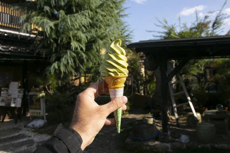 Foto de Mano sosteniendo un té matcha verde helado suave en Japón. - Imagen libre de derechos