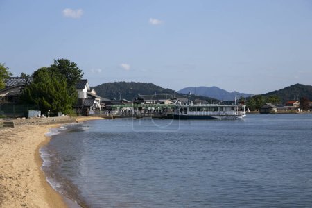 Téléchargez les photos : Piste cyclable le long de la côte de Miyazu au nord de Kyoto au Japon. - en image libre de droit