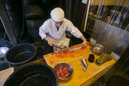 Foto de Narita, Japón; 1 de octubre de 2023: Chef japonés preparando y limpiando una anguila. La anguila ahumada a la parrilla es la comida más tradicional de Narita. - Imagen libre de derechos