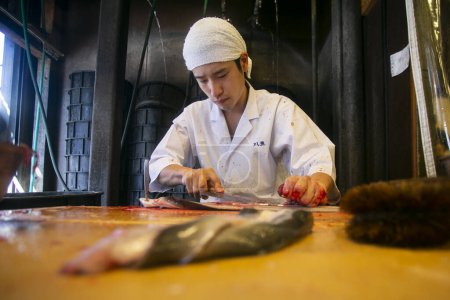 Foto de Narita, Japón; 1 de octubre de 2023: Chef japonés preparando y limpiando una anguila. La anguila ahumada a la parrilla es la comida más tradicional de Narita. - Imagen libre de derechos