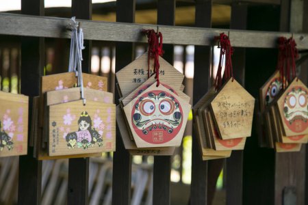 Téléchargez les photos : Sakura, Japon ; 1er octobre 2023 : Ema : tablettes en bois pour faire des vœux au Japon - en image libre de droit