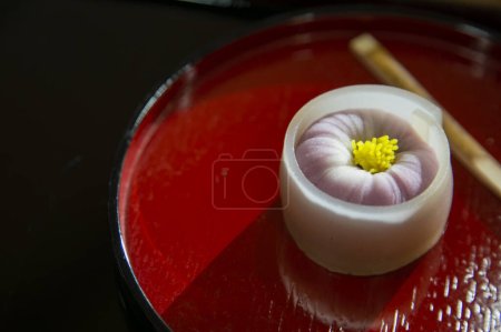 Téléchargez les photos : Le wagashi est un sucré japonais traditionnel souvent servi avec du thé, principalement composé de mochi, d'anko et de fruits. - en image libre de droit