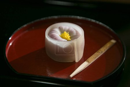 Téléchargez les photos : Le wagashi est un sucré japonais traditionnel souvent servi avec du thé, principalement composé de mochi, d'anko et de fruits. - en image libre de droit