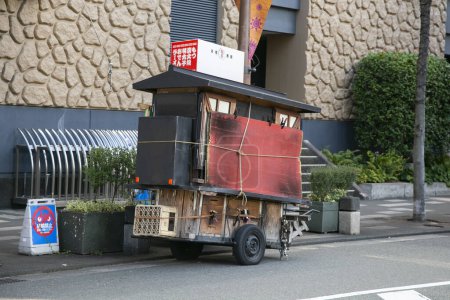 Foto de Fukuoka, Japón; 1 de octubre de 2023: Yatai estacionado en la calle. Un Yatai es un pequeño puesto de comida móvil en Japón que típicamente vende ramen u otros alimentos.. - Imagen libre de derechos