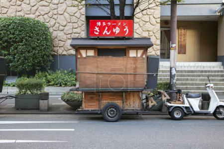 Téléchargez les photos : Fukuoka, Japon ; 1er octobre 2023 : Yatai stationné dans la rue. Un Yatai est un petit étal de nourriture mobile au Japon qui vend généralement des ramen ou d'autres aliments.. - en image libre de droit