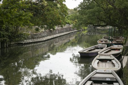 Téléchargez les photos : La ville de Yanagawa à Fukuoka a de beaux canaux pour se promener avec ses bateaux dirigés par des bateliers qualifiés. - en image libre de droit