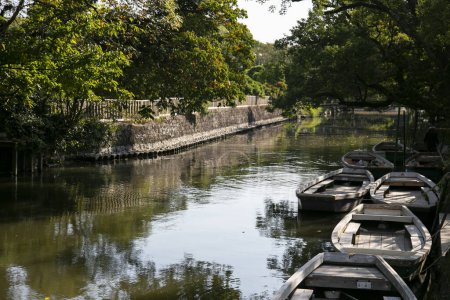 Téléchargez les photos : La ville de Yanagawa à Fukuoka a de beaux canaux pour se promener avec ses bateaux dirigés par des bateliers qualifiés. - en image libre de droit