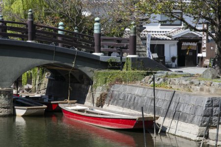 Foto de La ciudad de Yanagawa en Fukuoka tiene hermosos canales para pasear junto con sus barcos dirigidos por navegantes expertos. - Imagen libre de derechos