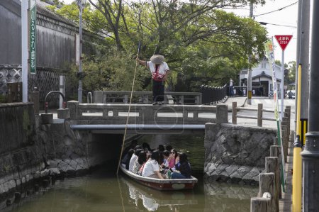 Foto de Yanagawa, Japón; 10 de octubre de 2023: La ciudad de Yanagawa en Fukuoka tiene hermosos canales para pasear junto con sus barcos dirigidos por navegantes expertos.. - Imagen libre de derechos