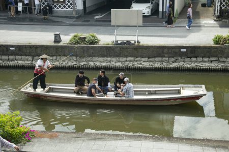 Téléchargez les photos : Yanagawa, Japon ; 10 octobre 2023 : La ville de Yanagawa à Fukuoka a de beaux canaux à flâner avec ses bateaux conduits par des bateliers qualifiés. - en image libre de droit