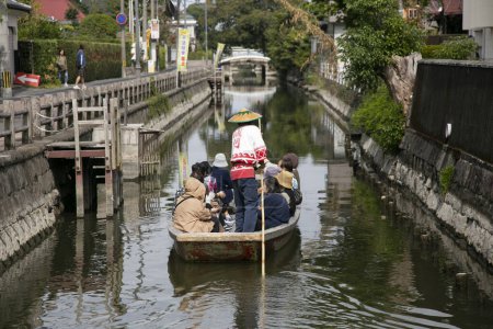 Téléchargez les photos : Yanagawa, Japon ; 10 octobre 2023 : La ville de Yanagawa à Fukuoka a de beaux canaux à flâner avec ses bateaux conduits par des bateliers qualifiés. - en image libre de droit