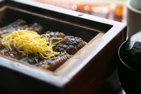Téléchargez les photos : Unagi seiro mushi. Bol de riz à l'anguille vapeur est l'un des plats locaux célèbres Yanagawas. - en image libre de droit