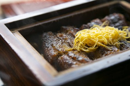Foto de Unagi seiro mushi. tazón de arroz de anguila al vapor es uno de los Yanagawas famosos platos locales. - Imagen libre de derechos