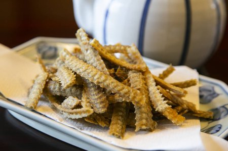 Foto de Hueso de anguila frita. Entrante crujiente en un restaurante japonés de lujo en Tokio - Imagen libre de derechos
