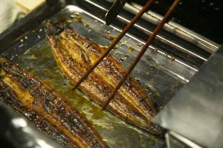 Foto de Unagi seiro mushi. tazón de arroz de anguila al vapor es uno de los Yanagawas famosos platos locales. - Imagen libre de derechos