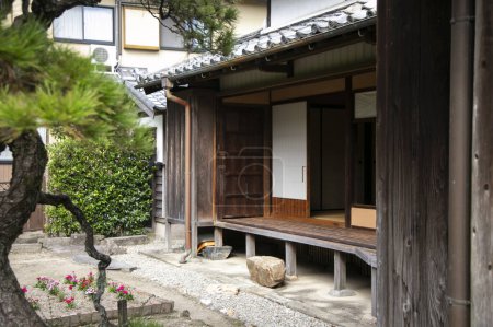 Foto de Vistas de una antigua casa de estilo japonés con su jardín y un pequeño lago en Yanagawa, Fukuoka, Japón. - Imagen libre de derechos