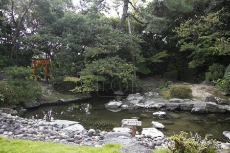 Téléchargez les photos : Vue sur une ancienne maison de style japonais avec son jardin et un petit lac à Yanagawa, Fukuoka, Japon. - en image libre de droit